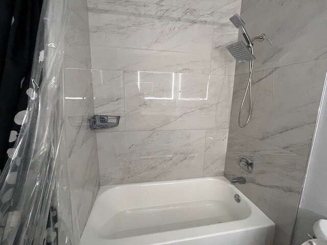 Bath/Shower - 70 W Huron St