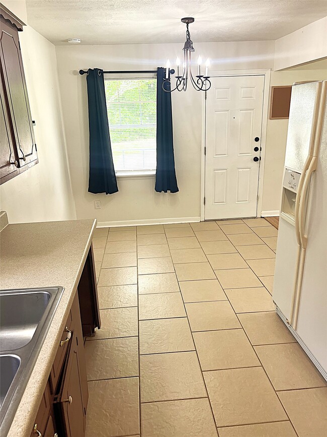 Building Photo - 560 Beverly Dr