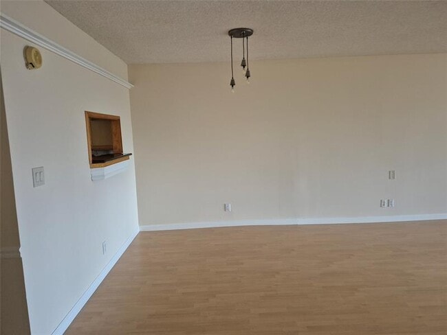 Building Photo - 3151 S Palm Aire Dr