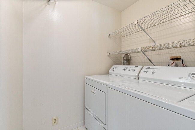 Building Photo - 1069 S Park Terrace