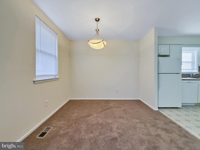 Building Photo - 9754 E Roosevelt Blvd