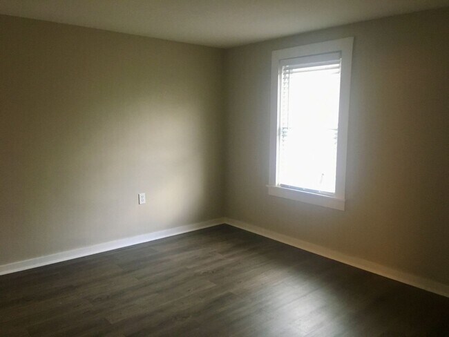 Building Photo - *** Duplex Style Apartment * Pet Friendly * Renovated * Available Now * Granite Counters * Stainl...