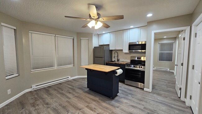 Building Photo - 715 W 8th St