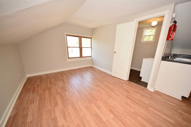 Building Photo - 1 Bedroom, 1 Bathroom Upstairs apartment n...