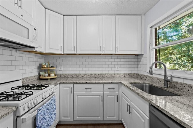 Building Photo - 2560 Walton Way SW