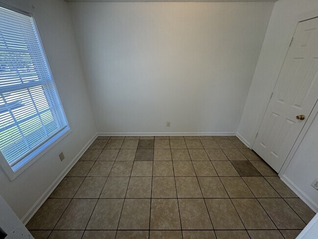 Building Photo - 107 Pickle St