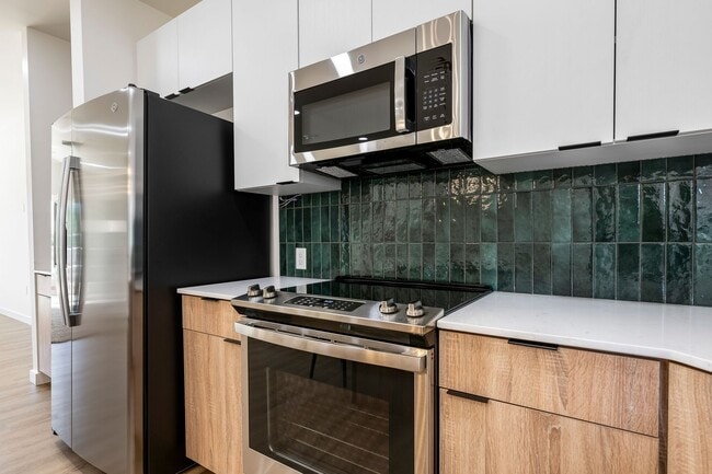 Building Photo - ***933 SE 10th Street***