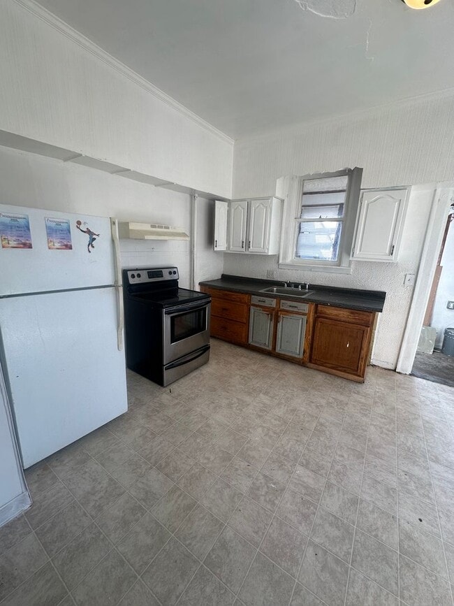 Building Photo - 650 W King St