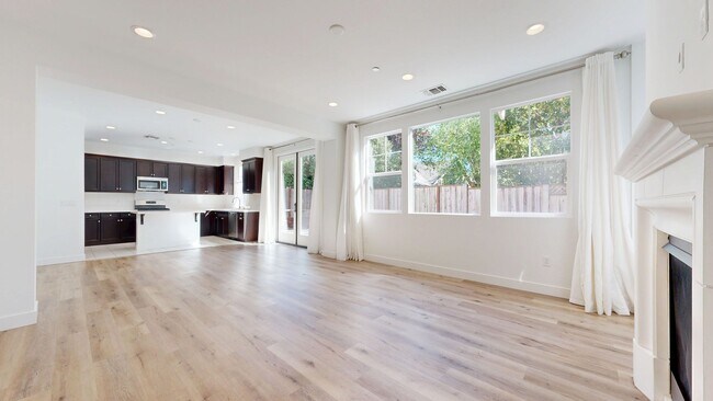 Building Photo - Bright & Beautiful 4 Bedroom 3 Full Bathroom Home!