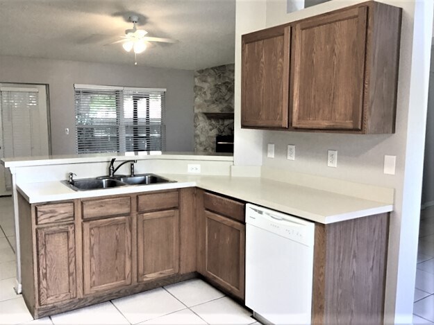 Building Photo - 805 Topaz Dr