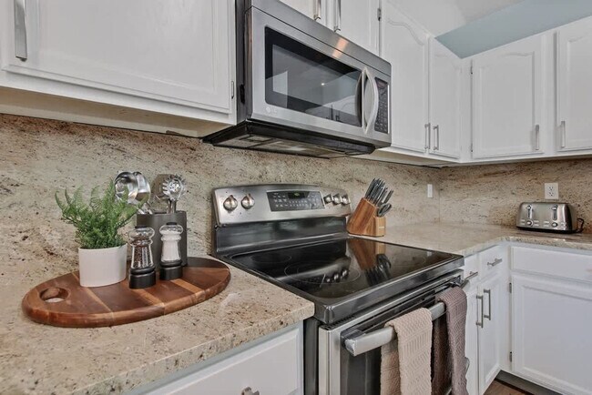 Building Photo - 925 N Stonehenge Way