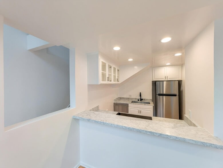 new stainless steal appliances - 14 Reef St