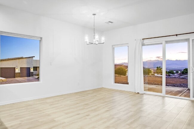 Building Photo - Beautiful Contemporary home with panoramic views! Community pool and club house use included.