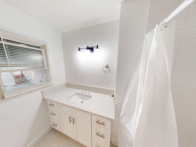 Building Photo - 8BD/3BA, Lots of Parking! (Lease out, pend...