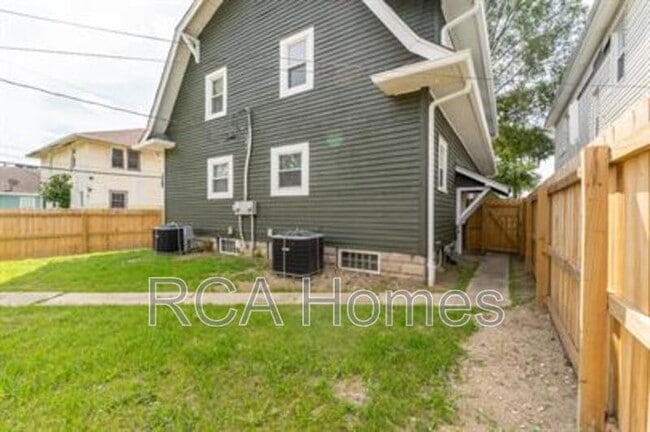 Building Photo - 1601 Villa Ave