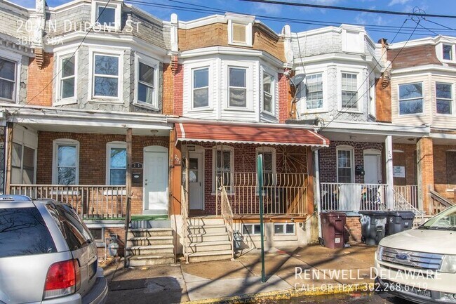 Building Photo - GORGEOUS TOWNHOME