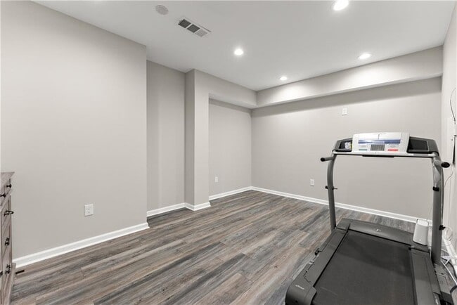 Building Photo - 156 Round Pond Dr