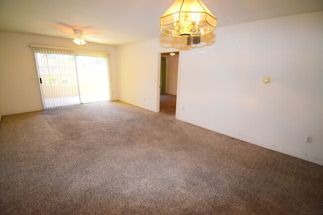 Building Photo - Beautiful 2 Bedroom, 2 Bath Condo in Summe...