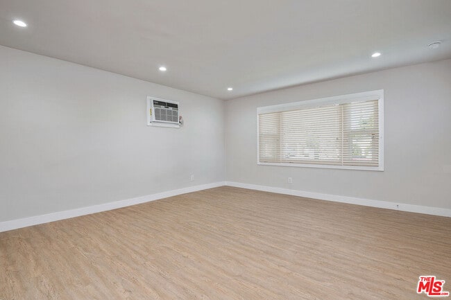 Building Photo - 2920 Alsace Ave