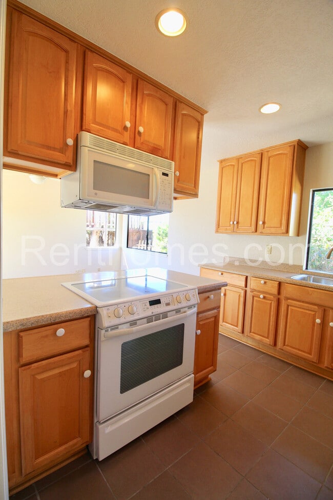 Building Photo - 2822 Mesa Dr