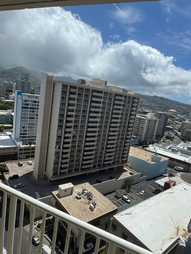 Building Photo - 750 Amana St