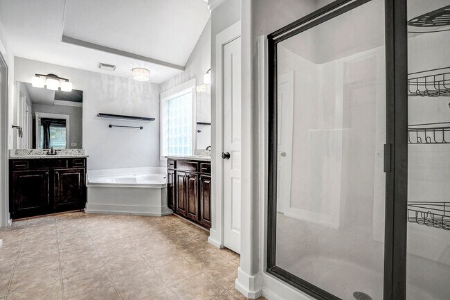 Building Photo - AVAILABLE FOR MOVE-IN AUGUST 10, 2026-BEAUTIFUL HOME ON A HILL!  FIRST FLOOR MASTERBEDROOM!