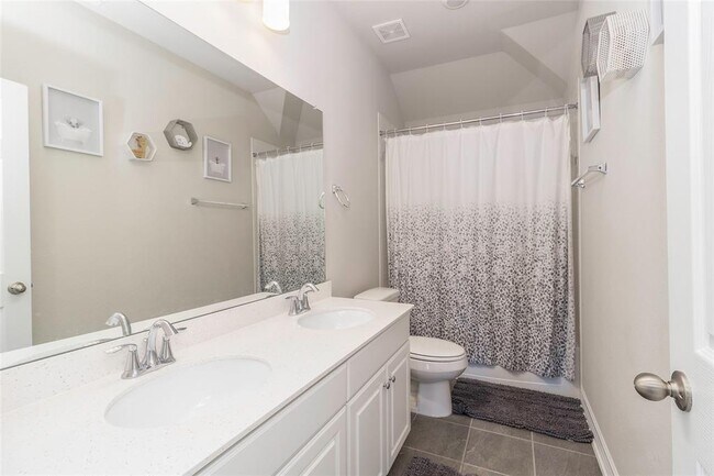 Building Photo - 3010 Flora Manor Dr