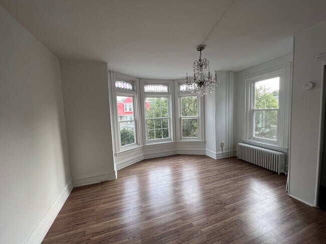 Building Photo - Spacious 4/5 Bedroom Home