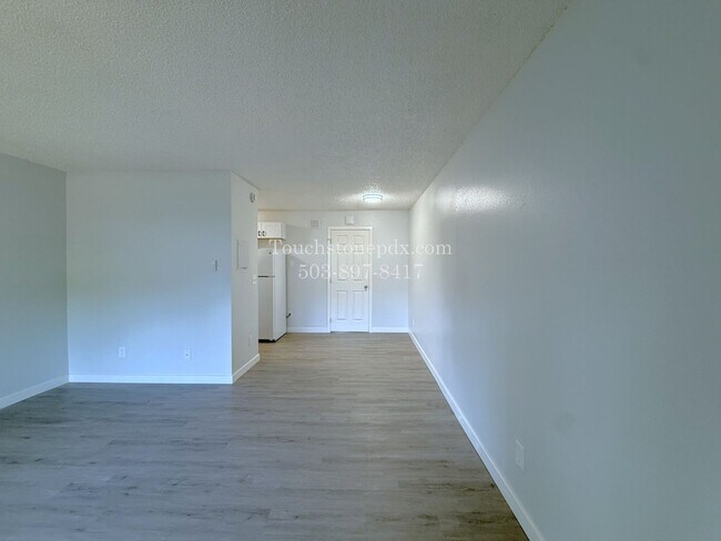 Building Photo - Inviting East Portland Apartment with Bright Living and Everyday Comfort