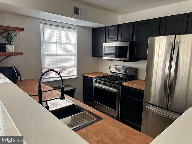 Building Photo - 13900 Farnsworth Ln