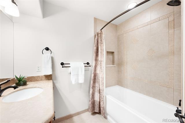 Building Photo - 1705 W Hinsdale Pl