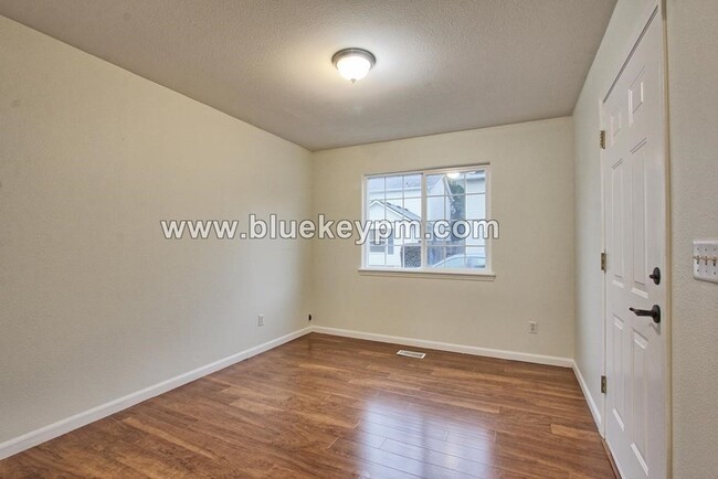 Building Photo - 3 Bed, 2.5 Bath Condo with 1 Car Garage Ne...