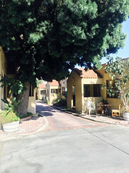 Primary Photo - 5031 Bakman Ave