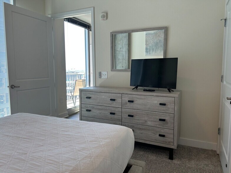 Building Photo - 300 S Church St