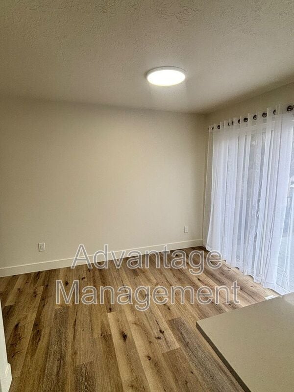 Building Photo - 741 1420 W