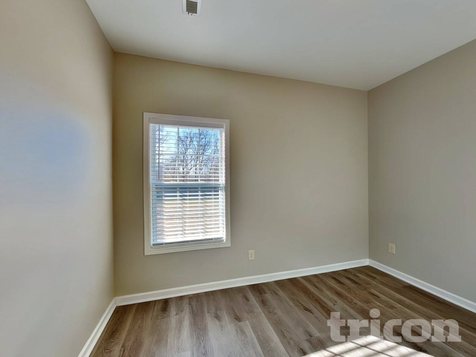 Building Photo - 1862 Camelot Dr