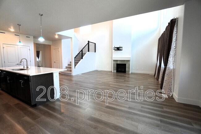 Building Photo - 245 E Caldera St