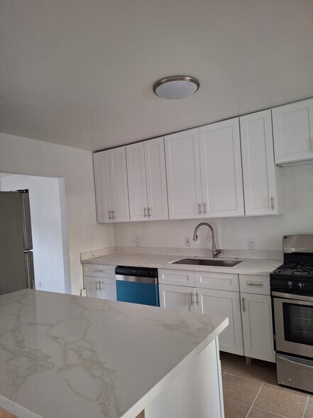 Building Photo - 1835 N Ave 53