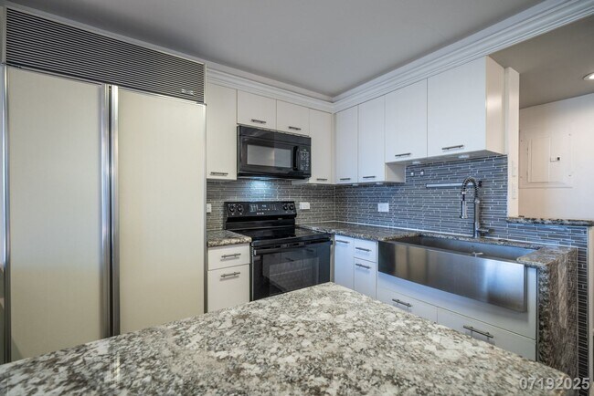 Building Photo - $2,600 / 2br - 730ft2 - 2 Bed 1 Bath Condo...