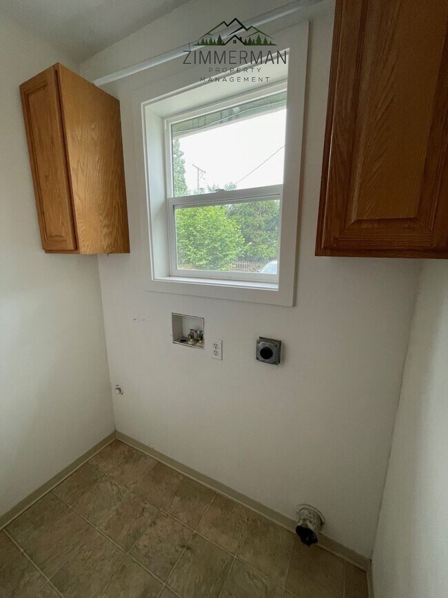 Building Photo - 3 bedroom, 1 1/2 bathroom House in Thurston neighborhood