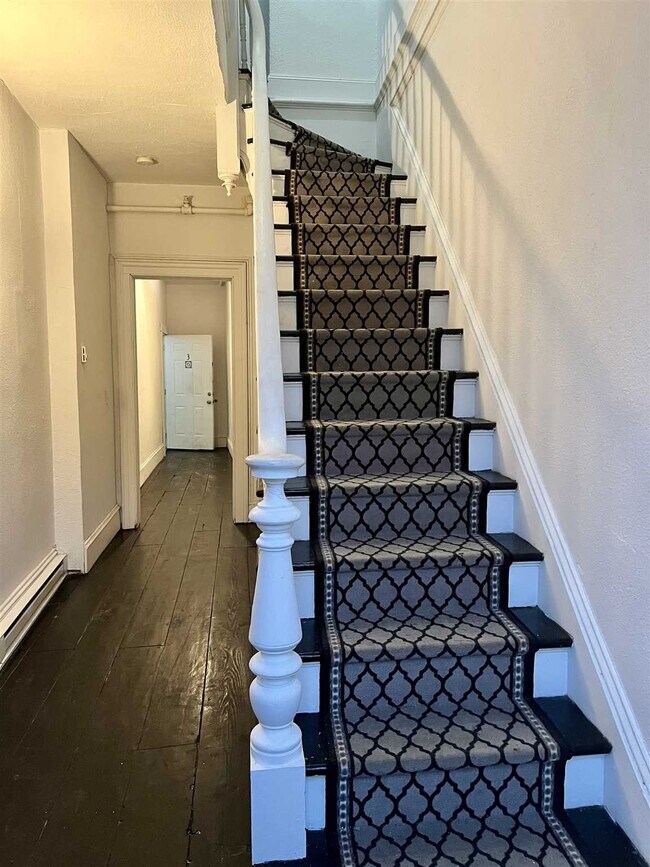 Building Photo - 304 Main St