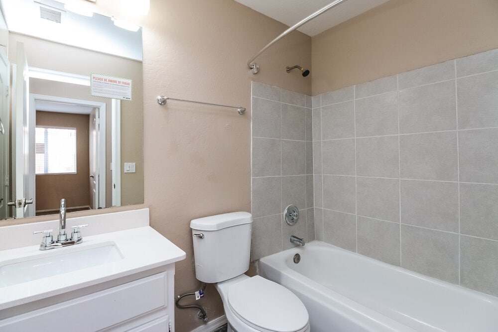 Building Photo - 832 E Baylor Ln