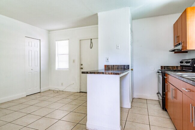 Building Photo - Bright & Modern 1-Bedroom Apartment in Pri...