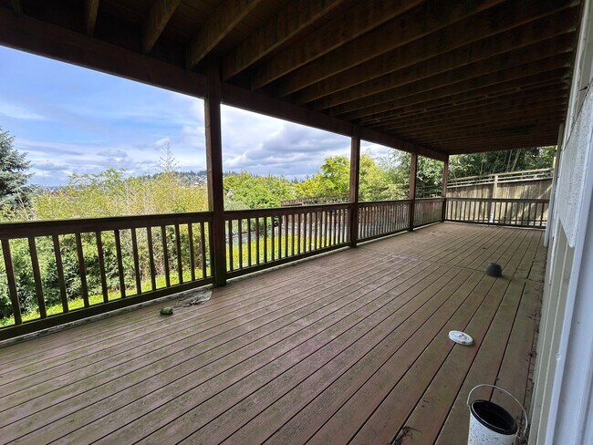 Building Photo - Large 4 Bedroom home with views of Bellingham Bay and Garage