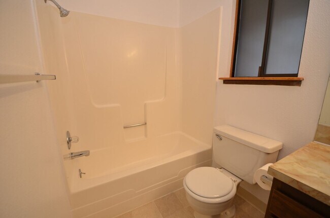 Building Photo - Charming 2-bedroom Townhome Near Downtown Beaverton!