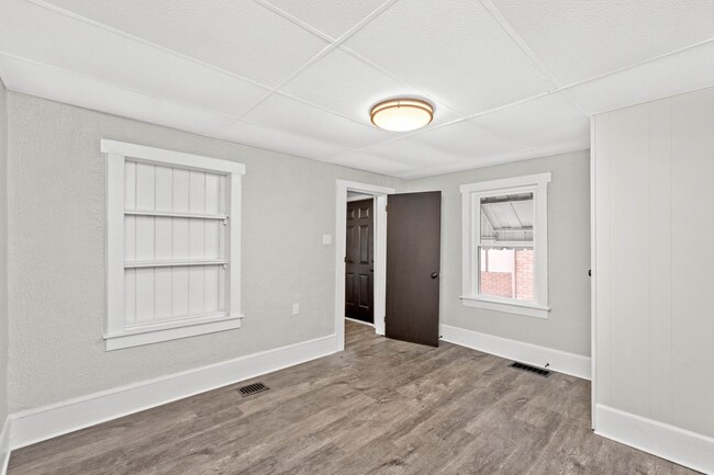 Building Photo - AVAILABLE ON MAY 1!! GORGEOUS 1 BEDROOM HO...