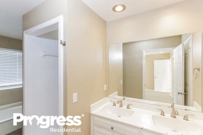 Building Photo - 5321 Greenbrook Dr