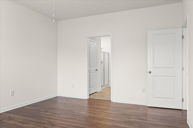 Building Photo - Modern 5 bedroom Home