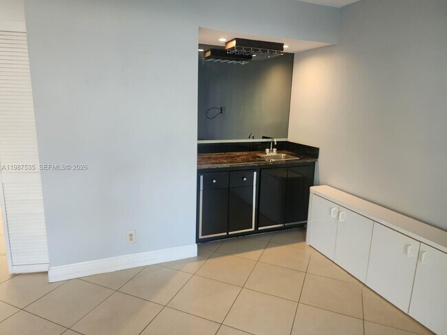 Building Photo - 537 N University Dr