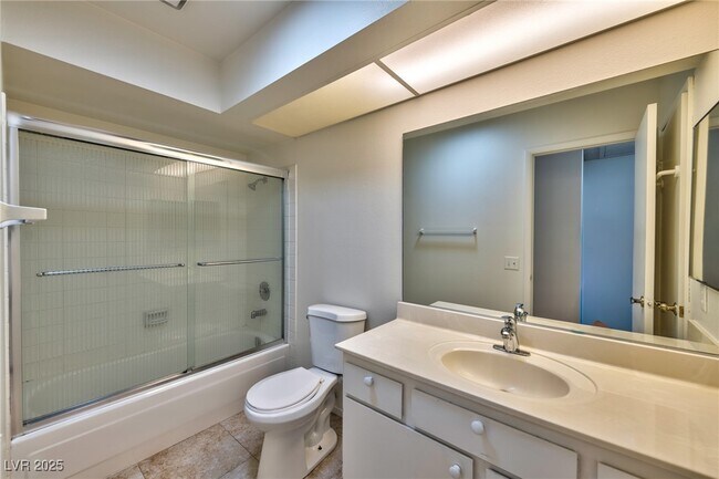 Building Photo - 2728 Miraflores Ave
